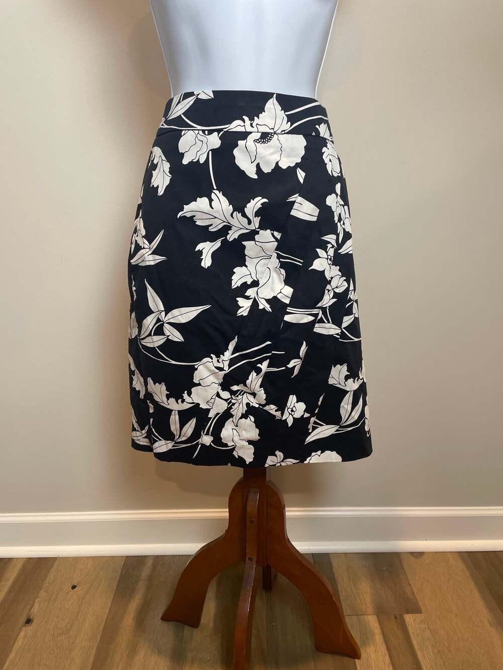 Suzy Shier Skirt Black White Floral Pencil Asymmetrical Pleat Lined Size 9 to 10